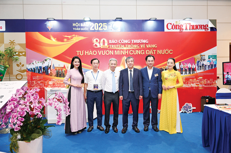 Ngày 21/6/2025, tại Lễ khai mạc Hội báo toàn quốc 2025, đồng chí Ngô Đông Hải - Phó trưởng Ban Tuyên giáo và Dân vận Trung ương và đồng chí Trịnh Việt Hùng - Bí thư Tỉnh ủy Thái Nguyên thăm gian trưng bày Báo Công Thương