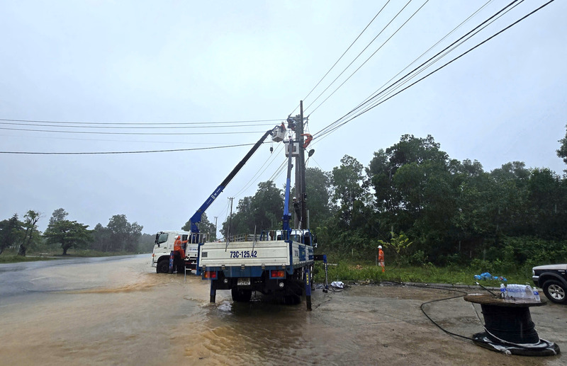 Công ty Điện lực Quảng Trị triển khai khắc phục sự cố để cấp điện trở lại cho cơ quan, đơn vị, người dân, doanh nghiệp trên địa bàn tỉnh. Ảnh: Hương Nguyên