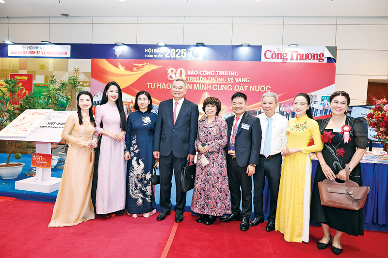 Lãnh đạo các cơ quan quản lý và doanh nghiệp cùng lãnh đạo, người lao động Báo Công Thương