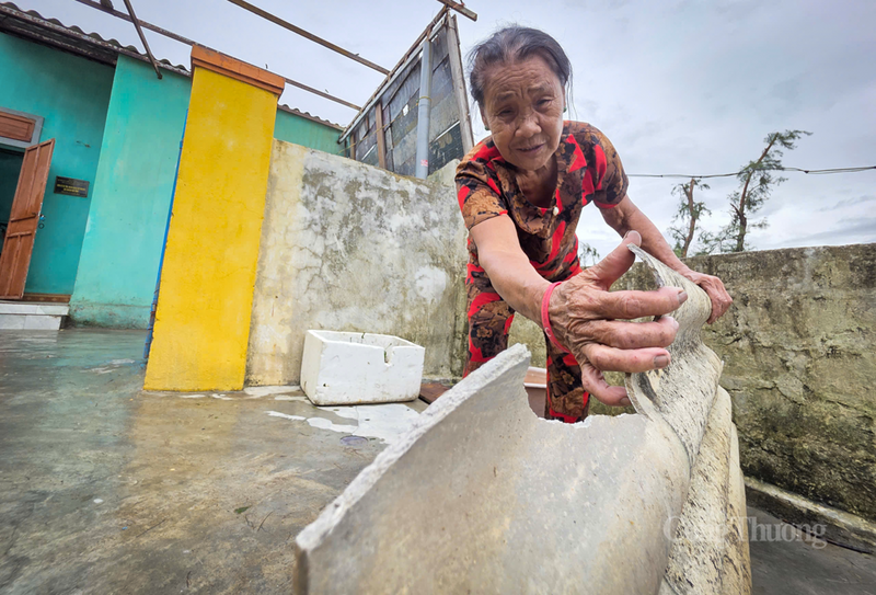 “Ở khu cách ly, gió rít khiến tôi cả đêm không ngủ được. Phần mái nhà không còn, tường xiêu vẹo, mọi đồ đạc trong nhà đều ướt sũng và bị hư hỏng nặng”, bà Hiền rưng rưng nói.