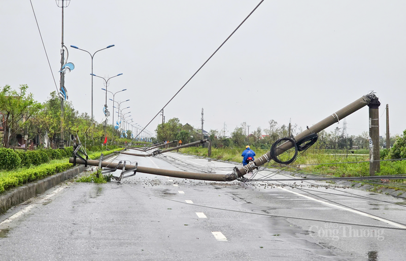 Nhiều cột điện gãy làm ba, chắn ngang đường, người dân vẫn liều mình đi xe qua.