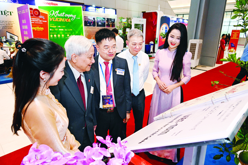 Tổng Biên tập Nguyễn Văn Minh giới thiệu truyền thống 80 năm Báo Công Thương với Nhà báo lão thành Hà Đăng tại Hội báo toàn quốc 2025. Ảnh: Cấn Dũng