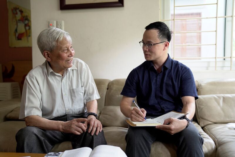 Phóng viên Báo Công Thương phỏng vấn Nhà báo lão thành Hà Đăng