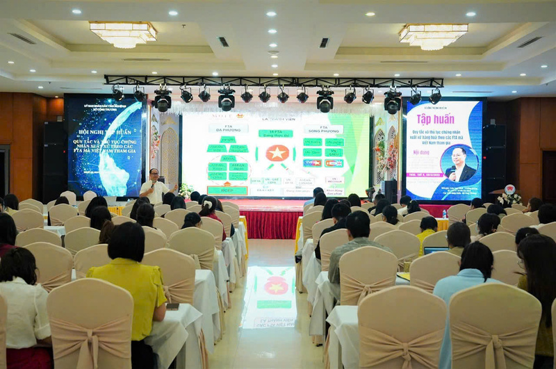 Ông Trần Ngọc Bình chia sẻ tại Hội nghị tập huấn quy tắc và thủ tục chứng nhận xuất xứ theo các FTA mà Việt Nam tham gia tại Nghệ An tháng 7/2025 (Ảnh: NVCC)