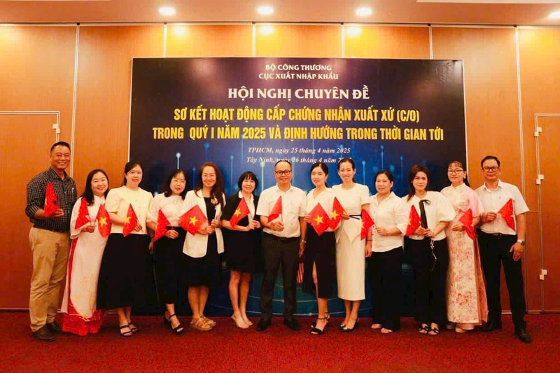 Ông Trần Ngọc Bình (đeo kính, đứng giữa) tại Hội nghị chuyên đề sơ kết hoạt động cấp chứng nhận xuất xứ (C/O) quý I năm 2025 và định hướng thời gian tới vào tháng 4/2025 (Ảnh: NVCC)