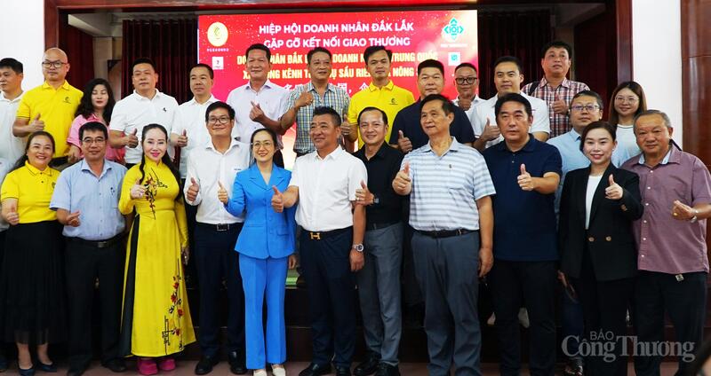 Giám đốc Sở Công Thương Đắk Lắk Nguyễn Thị Thu An (áo xanh) chụp ảnh lưu niệm với doanh nghiệp Trung Quốc và Hiệp hội doanh nhân Đắk Lắk. Ảnh: Vũ Long