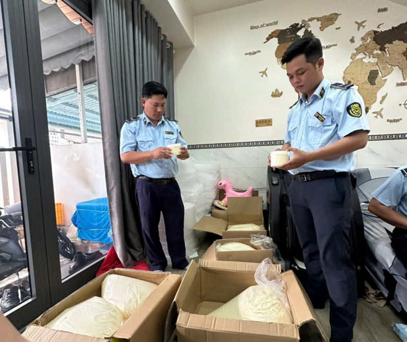 Đội Quản lý thị trường số 7, Chi cục Quản lý thị thường Cà Mau kiểm tra cơ sở kinh doanh kem trộn không rõ nguồn gốc. Ảnh: Chi cục QLTT Cà Mau