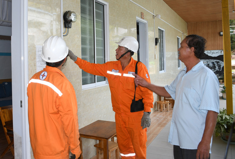 Nhân viên điện lực Côn Đảo kiểm tra, hướng dẫn khách hàng ở Pun Corner Homestay - đặc khu Côn Đảo, sử dụng thiết bị điện an toàn, tiết kiệm. Ảnh: Thanh Minh.