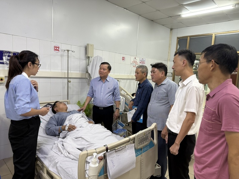 Cục trưởng Cục Kỹ thuật an toàn và Môi trường công nghiệp Phạm Tuấn Anh cùng đoàn công tác thăm hỏi công nhân bị thương