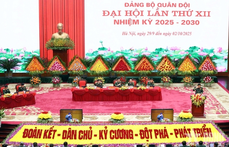Đoàn Chủ tịch và Đoàn Thư ký đại hội. Ảnh: QĐND