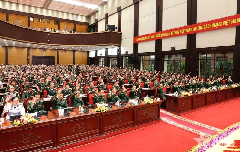 Các đại biểu biểu quyết thông qua công tác nhân sự bầu Đoàn Chủ tịch, Đoàn Thư ký đại hội. Ảnh: QĐND