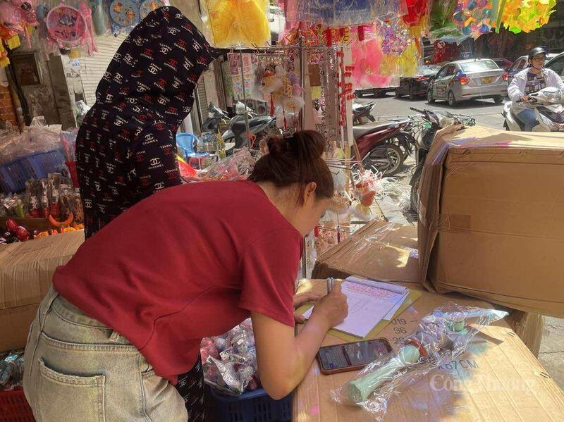 Dịp tết Trung thu, nhiều tiểu thương phố Hàng Mã chốt đơn hàng lớn.