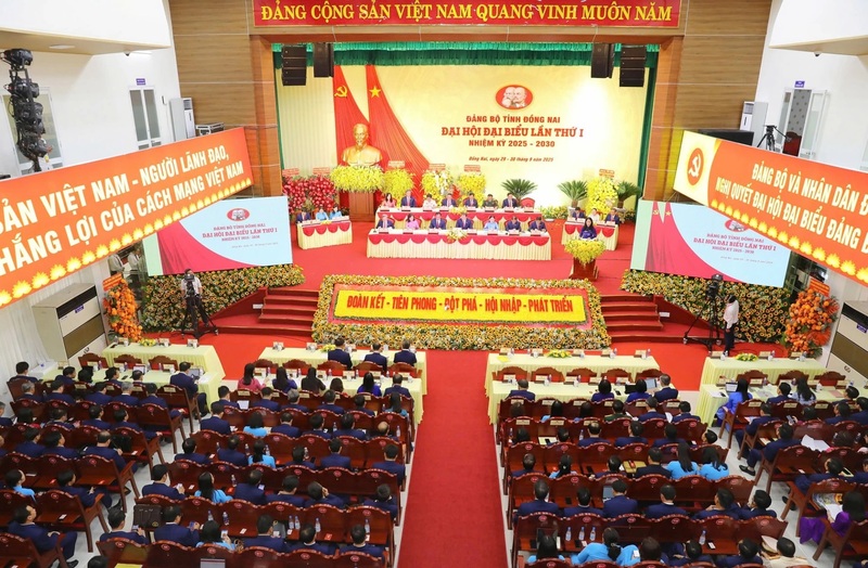 Đại hội có 450 đại biểu chính thức, đại diện cho hơn 131.000 đảng viên của toàn Đảng bộ tỉnh tham dự. Ảnh: Huy Anh.