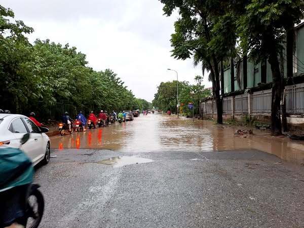 Giờ tan tầm, người dân khó khăn khi di chuyển qua khu vực Đại lộ Thăng Long.