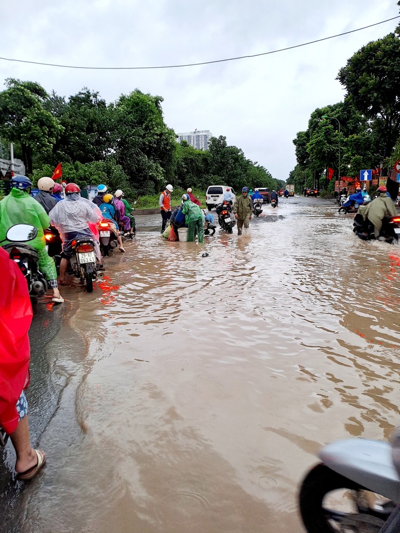Khu vực Đại lộ Thăng Long ngập sau cơn mưa lớn.