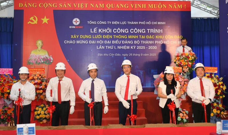 Lãnh đạo TP. Hồ Chí Minh, Sở Công Thương, đặc khu Côn Đảo, EVN và EVNHCMC thực hiện nghi thức khởi công công trình lưới điện thông minh tại đặc khu Côn Đảo. Ảnh: Thanh Minh.