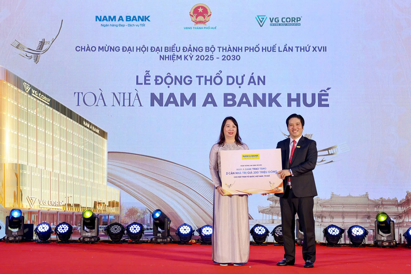 Ông Trần Khải Hoàn, Thành viên Hội đồng quản trị kiêm Quyền Tổng giám đốc Nam A Bank trao tặng 2 căn nhà an sinh xã hội cho địa phương.