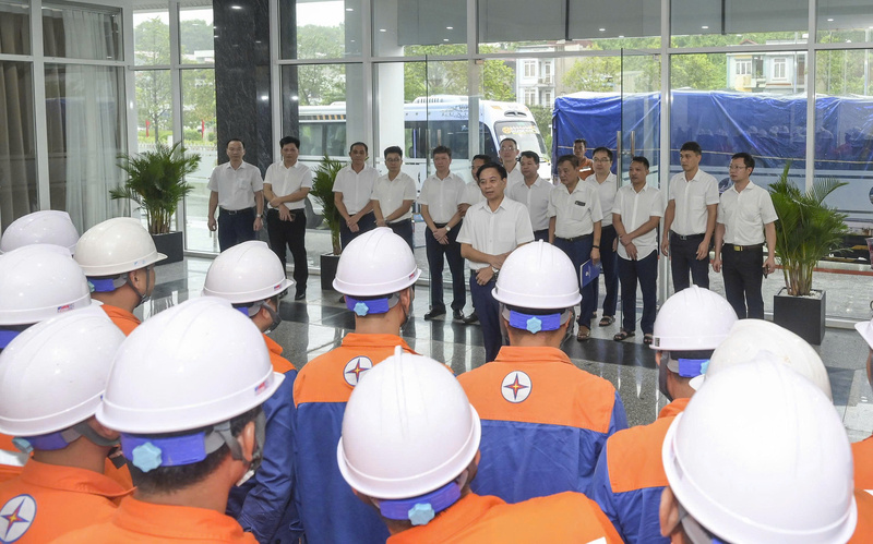 Lãnh đạo PC Lào Cai gặp mặt, dặn dò và giao nhiệm vụ cho đội xung kích trước giờ lên đường chi viện PC Nghệ An khắc phục hậu quả bão số 10.