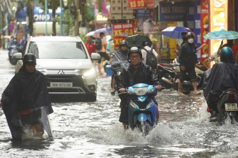 Khu vực đường Triều Khúc (Hà Nội) nước ngập nửa bánh xe máy.