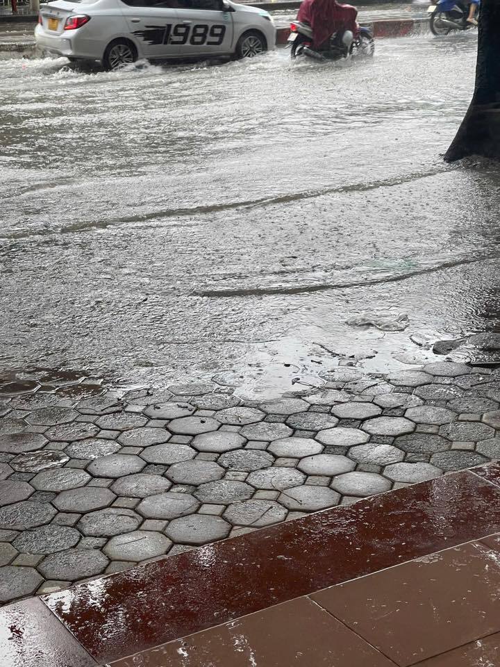 Đầu đường Hoàng Quốc Việt giao Phạm Văn Đồng, phương tiện giao thông cũng khó khăn di chuyển.