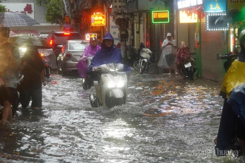 Sau mưa lớn, đường phố Hà Nội thành "biển" nước khiến giao thông khó khăn.