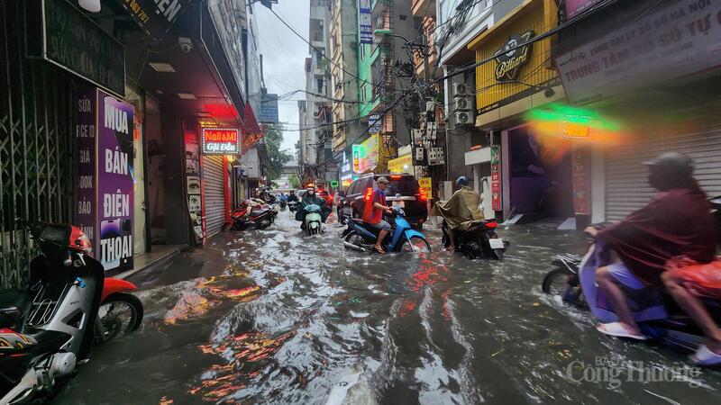 Khu vực Thanh Xuân, những chiếc xe máy lội qua dòng nước đầy khó khăn.