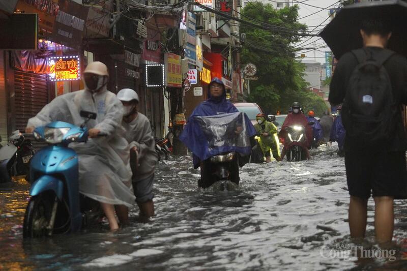 Bên cạnh những chiếc xe máy, người đi bộ phải chậm rãi di chuyển trong nước sâu.