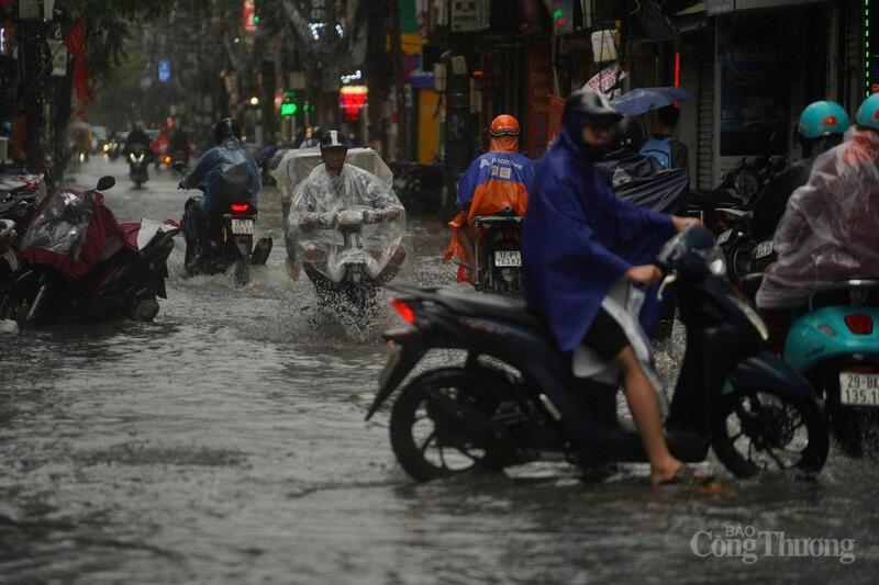 Khu vực đường Xuân Phương (Từ Liêm) ngập sâu.