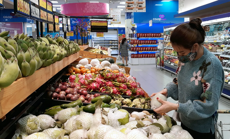 Người tiêu dùng mua nông sản sạch tại siêu thị Co.op Mart Hà Đông. Ảnh: Hoài Nam.X