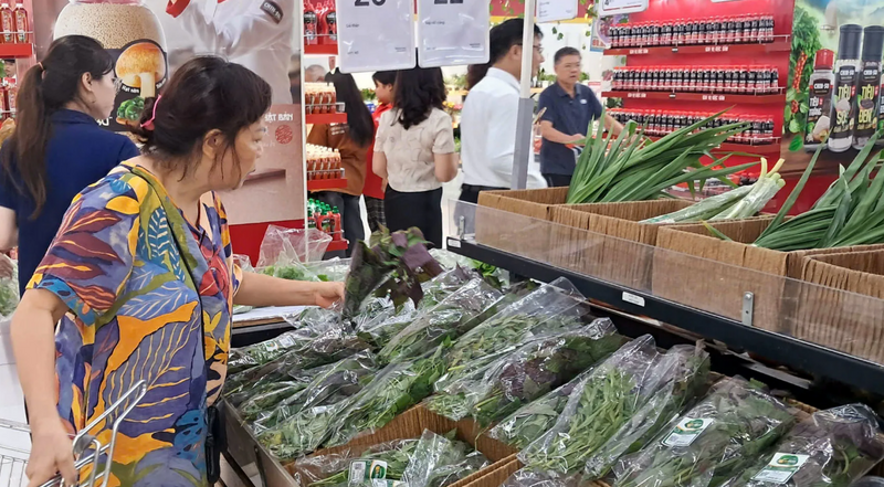 Người tiêu dùng mua rau sạch tại siêu thị Winmart. Ảnh: Hoài Nam.