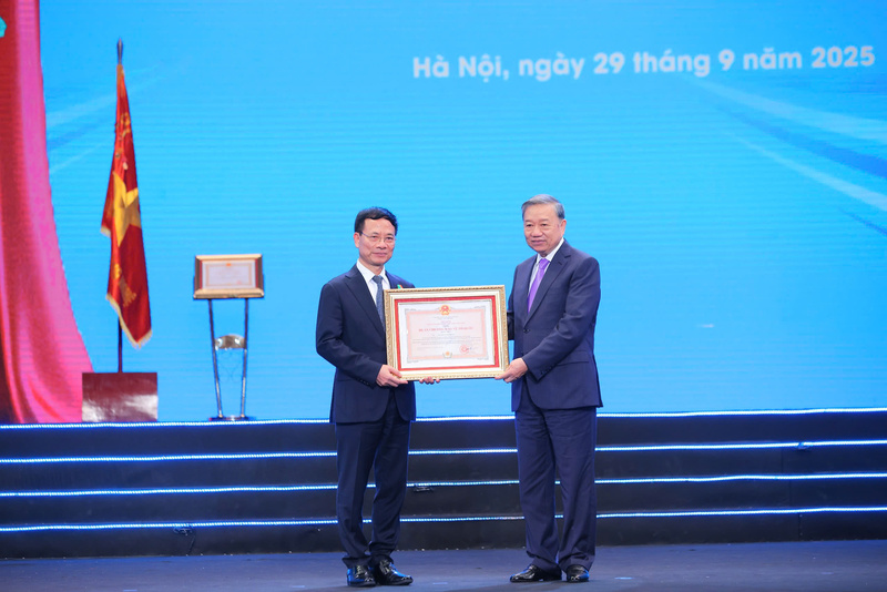 Bộ trưởng Khoa học và Công nghệ Nguyễn Mạnh Hùng nhận Huân chương Bảo vệ Tổ quốc hạng Nhất từ Tổng Bí thư Tô Lâm.