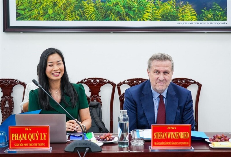 Ông Stefan Winzenried, nhà sáng lập kiêm Giám đốc điều hành của Công ty JANZZ.technology trao đổi tại buổi làm việc. Ảnh: Bích Ngọc