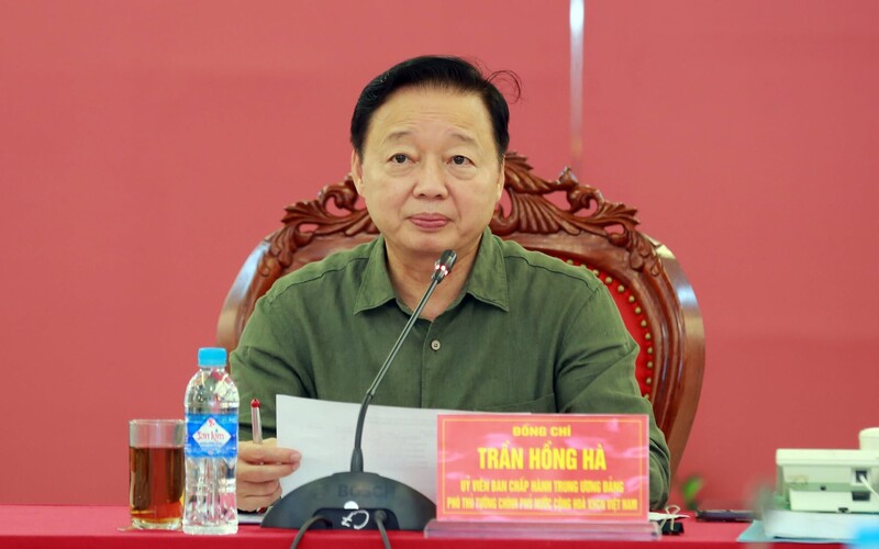 Phó Thủ tướng Trần Hồng Hà, Phó Trưởng ban Thường trực Ban Chỉ đạo phòng thủ dân sự quốc gia chủ trì cuộc họp Ban Chỉ đạo tiền phương đặt tại Quân khu 4. Ảnh: VGP/Minh Khôi