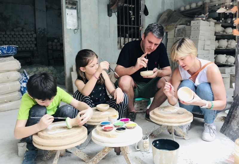 Du khách quốc tế trải nghiệm làm gốm tại Bát Tràng (Ảnh minh họa)