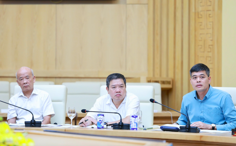 Ông Đoàn Mạnh Trường (giữa)- Phó Trưởng phòng Khuyến công, Cục Đổi mới sáng tạo, Chuyển đổi xanh và Khuyến công. Ảnh: Nguyễn Nam
