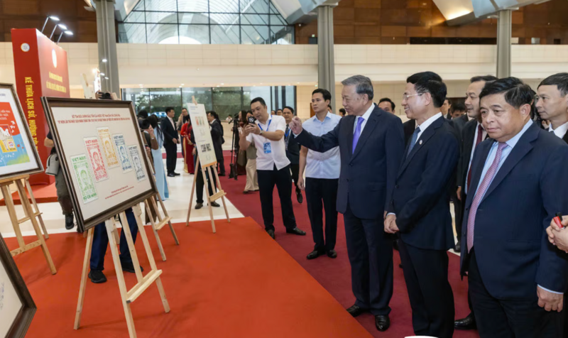 Tổng Bí thư Tô Lâm tham quan triển lãm thành tựu ngành Khoa học và Công nghệ được tổ chức bên lề Lễ kỷ niệm. Ảnh: Quang Vinh