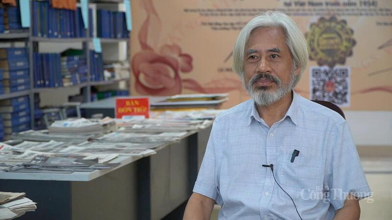 Nhà sưu tầm báo chí Nguyễn Phi Dũng. Ảnh: Minh Trang