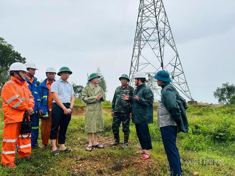 Công ty Điện lực Quảng Trị báo cáo về công tác khắc phục sự cố do ảnh hưởng bão số 10
