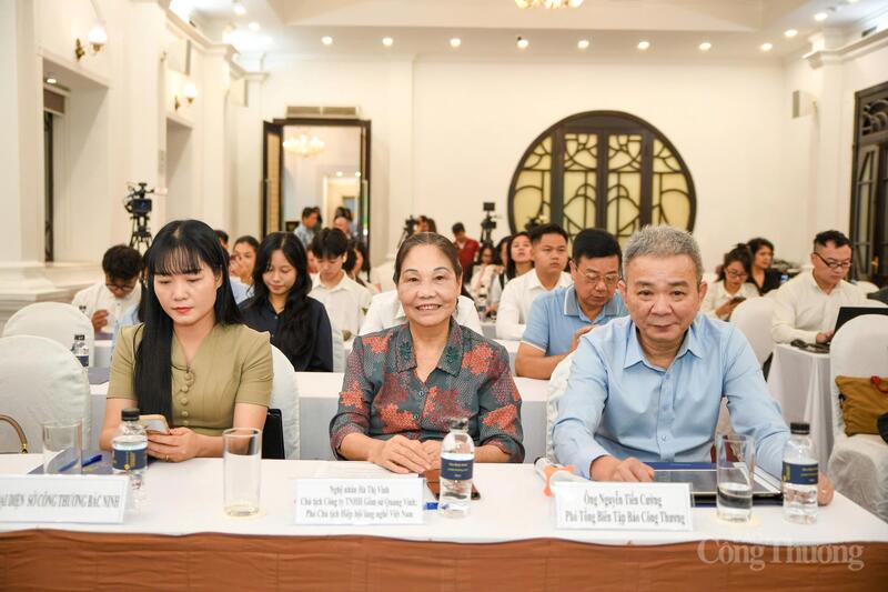 Từ phải qua trái: Nhà báo Nguyễn Tiến Cường - Phó Tổng Biên tập Báo Công Thương; Nghệ nhân Hà Thị Vinh, Chủ tịch Công ty TNHH Gốm sứ Quang Vinh, Phó Chủ tịch Hiệp hội Làng nghề Việt Nam; bà Nguyễn Thị Hiệp - đại diện Sở Công Thương Bắc Ninh.