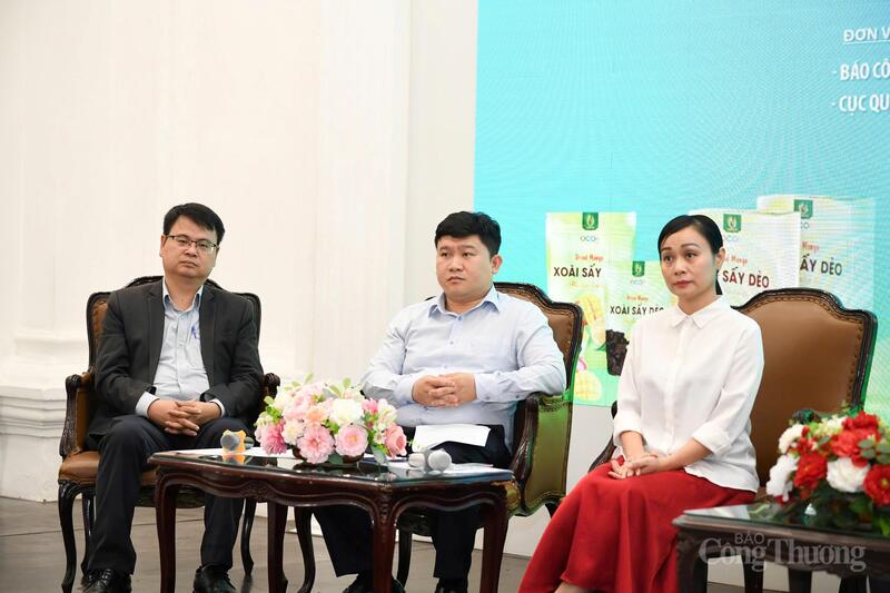 Các diễn giả tham dự Tọa đàm, trao đổi thảo luận nhiều giải pháp thúc đẩy tiêu thụ sản phẩm OCOP.