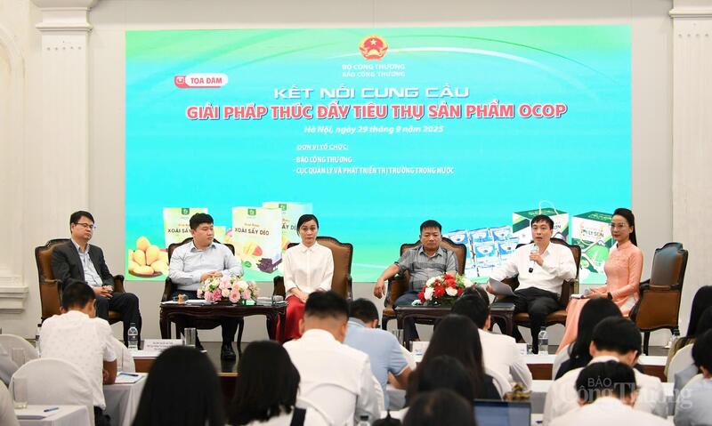 Ngay sau phần tham luận, các diễn giả đã bước vào phiên thảo luận thứ hai với chủ đề: "Kết nối cung cầu giải pháp thúc đẩy tiêu thụ sản phẩm OCOP".