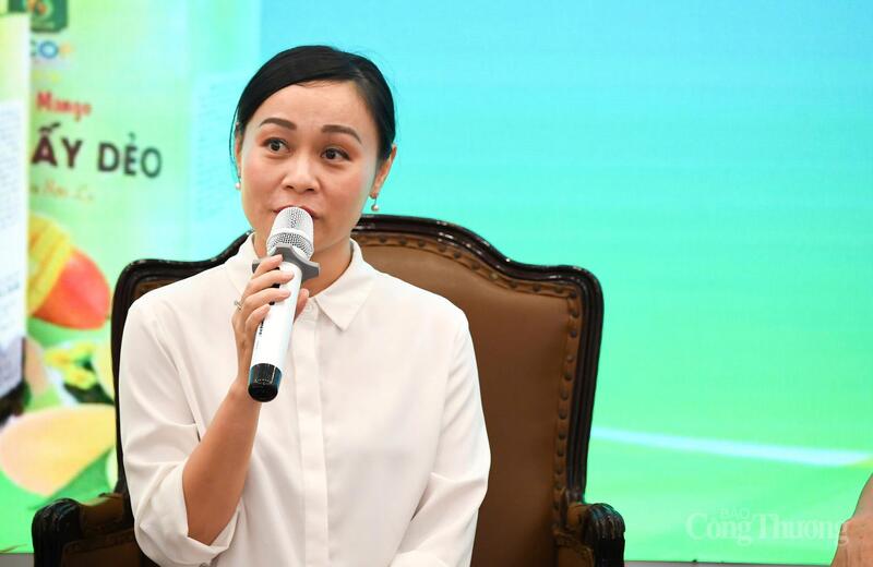 Bà Phạm Thị Thùy Linh chia sẻ: "Chúng tôi coi việc kết nối tiêu thụ sản phẩm OCOP là cam kết với Chính phủ và Bộ Công Thương, đồng thời là trách nhiệm với người tiêu dùng”. Ảnh: Nam Nguyễn