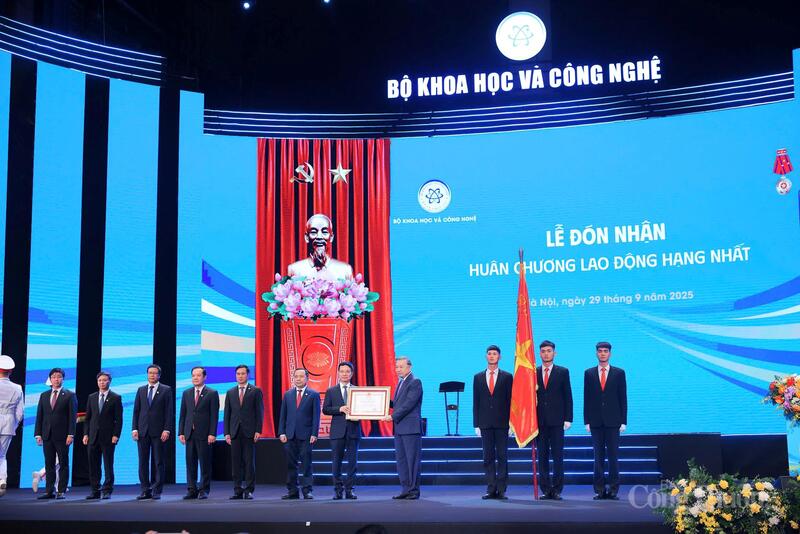 Thay mặt lãnh đạo Đảng, Nhà nước, Tổng Bí thư Tô Lâm trao Huân chương Lao động hạng Nhất cho Bộ Khoa học và Công nghệ. Ảnh: Q.N
