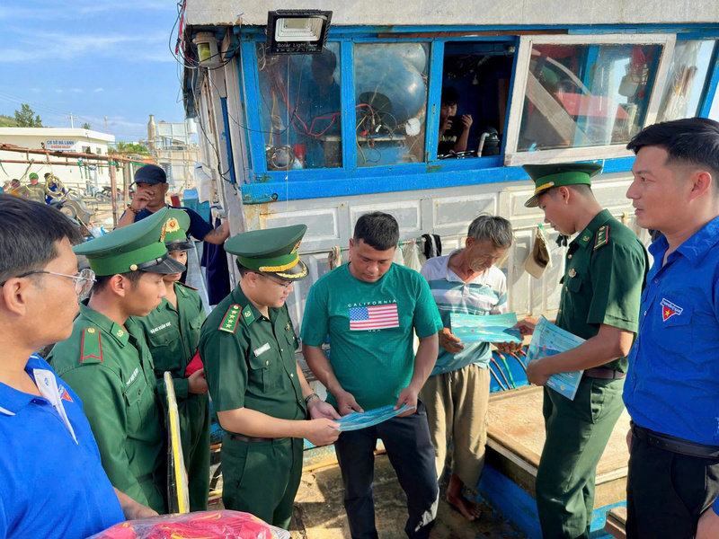 Lực lượng bội đội Biên phòng tỉnh Quảng Ngãi hướng dẫn các ngư dân trong việc chuyển đổi số, thuận tiện hơn trong việc ra khơi. Ảnh: Nguyễn Dương.