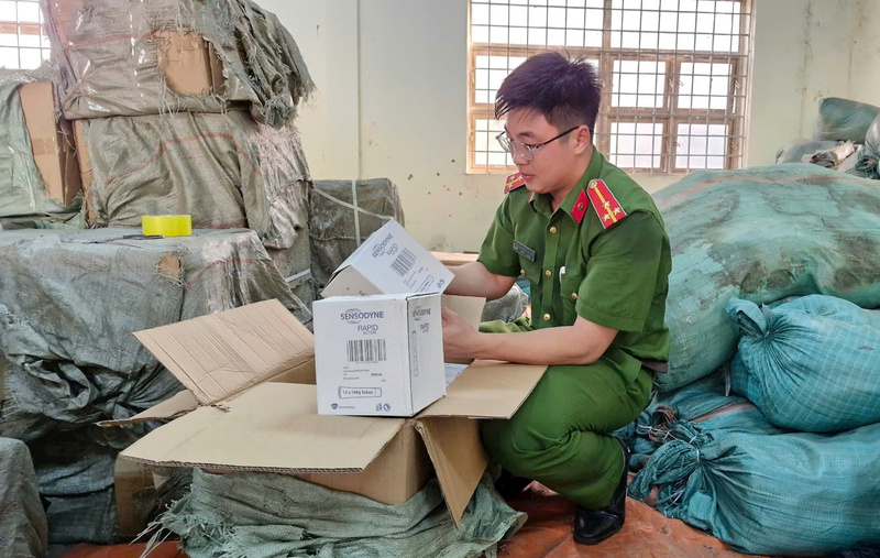 Kem đánh răng, dầu gội, nước xả vải giả mạo các nhãn hiệu… do các đối tượng vận chuyển, buôn bán. Ảnh: Hải Yến