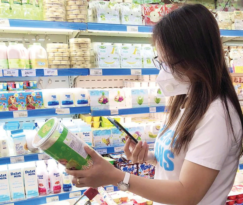 Người tiêu dùng có thể mã QR trên sản phẩm để xác minh hàng thật, hàng giả. Ảnh: Hải Yến