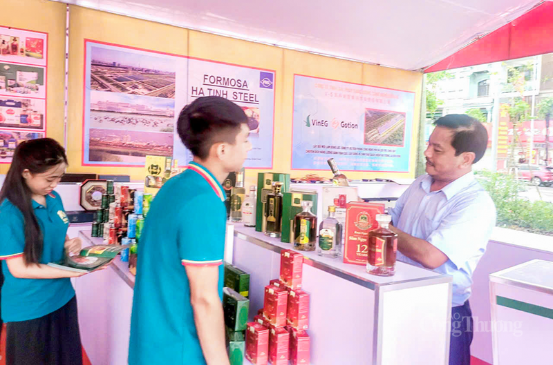 Ông Nguyễn Đình Khoa - Chi cục trưởng Chi cục QLTT Hà Tĩnh kiểm tra chất lượng hàng hóa tại gian trưng bày. Ảnh: Phúc Sơn.