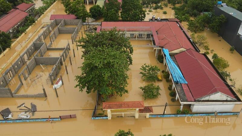 Đồng thời hỗ trợ Nhân dân sửa chữa nhà ở, dọn dẹp vệ sinh môi trường, phòng, chống bệnh dịch sau bão lũ.