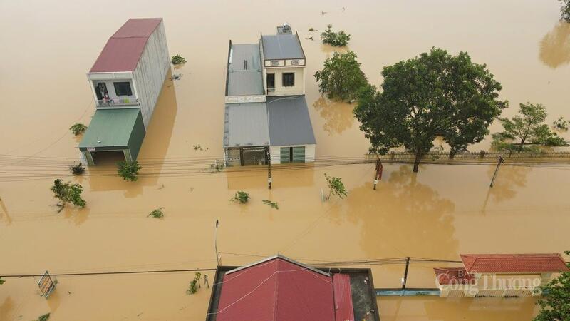 Cùng với đó, tập trung khắc phục, sửa chữa đảm bảo an toàn hệ thống đê điều; sửa chữa, khắc phục nhanh hệ thống cơ sở hạ tầng điện, đường, trường, trạm, thông tin liên lạc; tuyệt đối không được để thiếu trường, thiếu lớp và thiếu nơi khám, chữa bệnh cho Nhân dân.