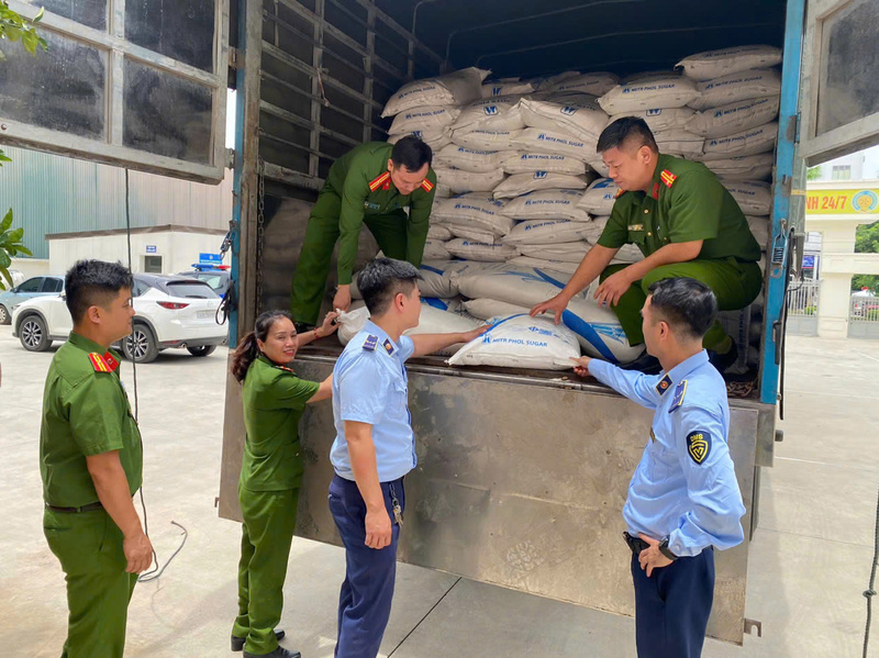 Lực lượng chức năng kiểm tra, kiểm soát thị trường để ngăn chặn và phòng ngừa các hành vi, gian lận thương mại. Ảnh: Hải Yến